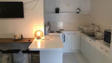 Full-size fridge, microwave, oven, stovetop