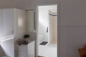 Ducha, secador de pelo, toallas