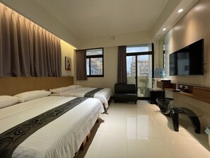 4 人部屋 | 遮光カーテン、防音設備、WiFi (無料)、ベッドシーツ