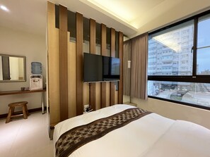 トリプルルーム | バスルーム | シャワー、ヘアドライヤー、スリッパ