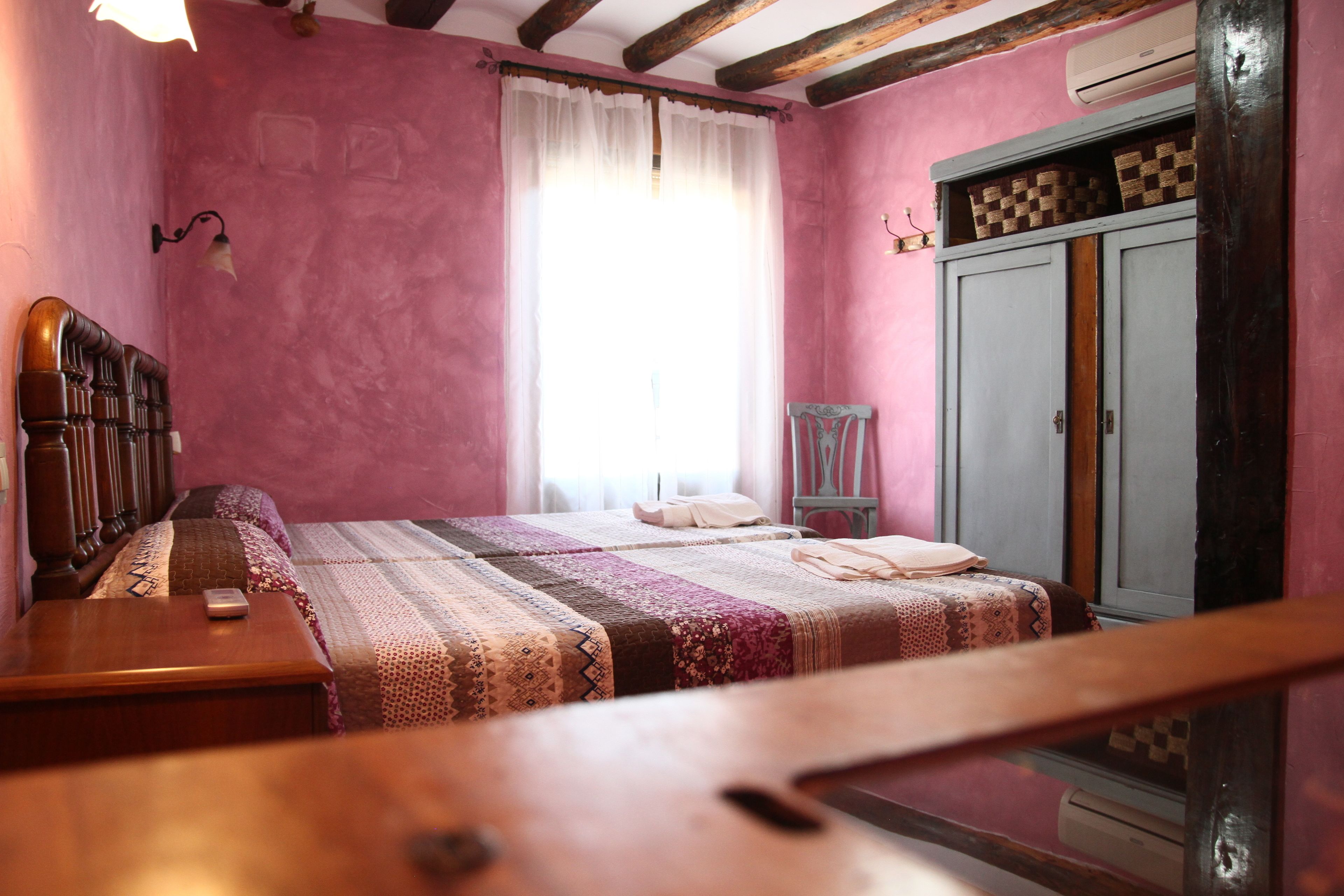 Individueel gemeubileerd, een bureau, verduisterende gordijnen