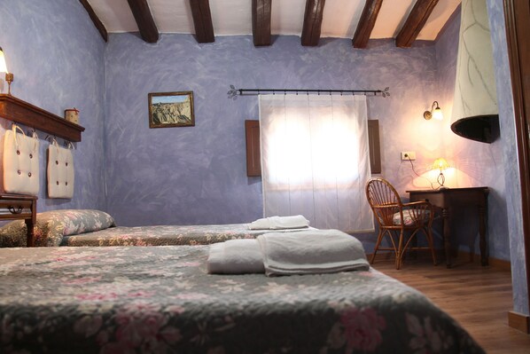 Muebles diferentes, escritorio y cortinas blackout