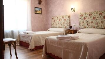 Individueel gemeubileerd, een bureau, verduisterende gordijnen