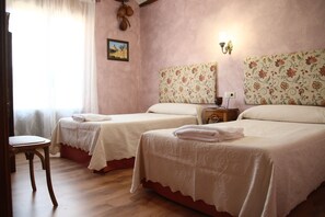 Muebles diferentes, escritorio y cortinas blackout