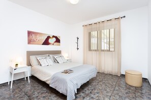 2 bedrooms, iron/ironing board, internet, bed sheets