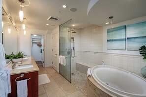 Baignoire, séchoir à cheveux, serviettes fournies, savon