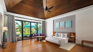 Un dormitorio espacioso con una cama grande, un ventilador de techo y vistas a una piscina y palmeras a través de un ventanal corredero.