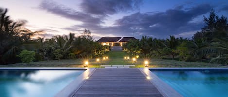 3 outdoor pools, open 6:00 AM to 10:00 PM, pool umbrellas, pool loungers