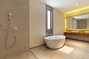 Separate tub and shower, rainfall showerhead, free toiletries - Aprota Villas (Pottuvil)