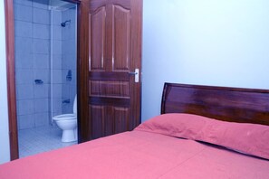 Suihku, sadesuihkupää, ilmaiset hygieniatuotteet, tohvelit