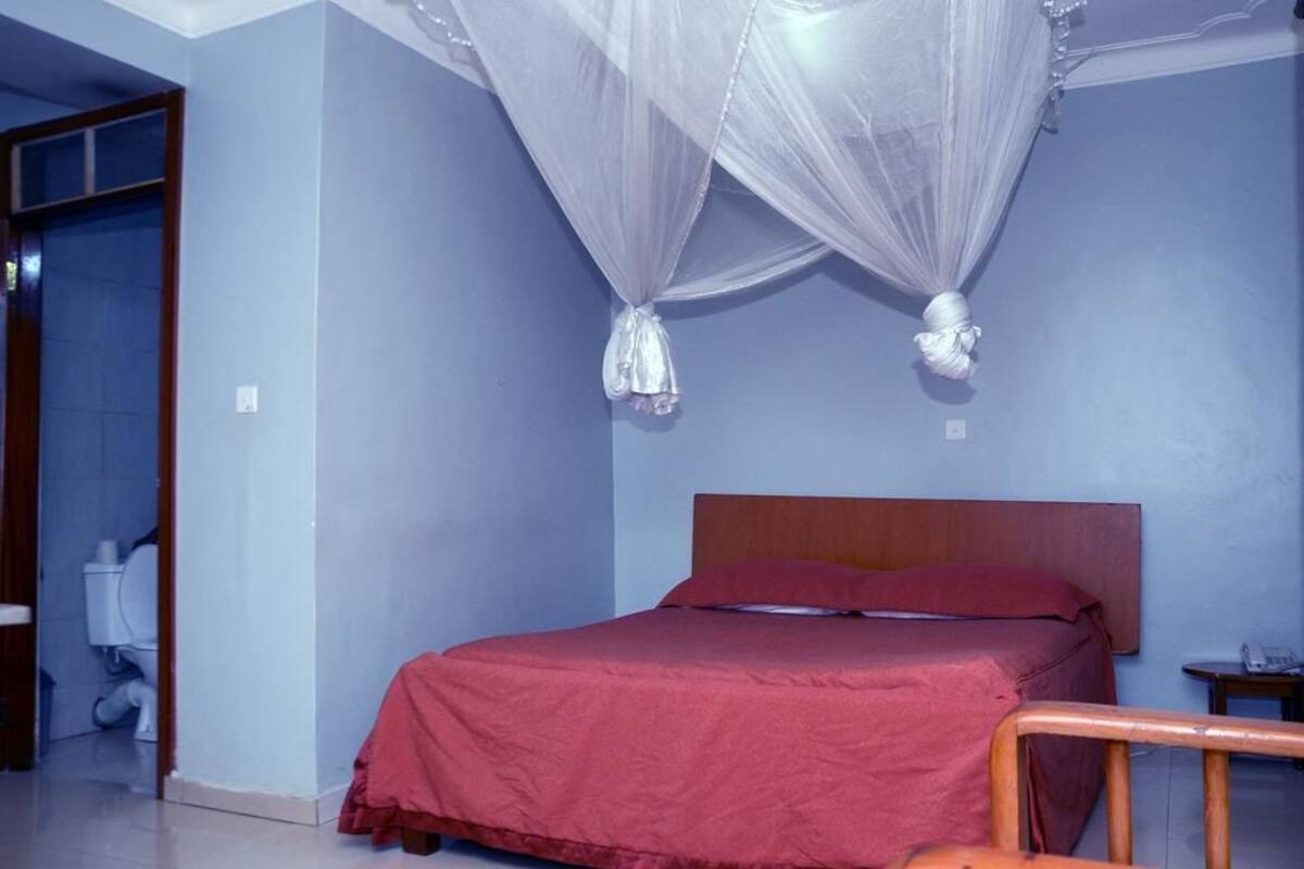 Ropa de cama de alta calidad, escritorio, wifi gratis y ropa de cama 