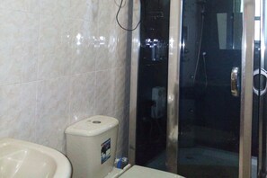 Suite « Premier », 1 lit double, non-fumeurs | Salle de bain | Articles de toilette gratuits, serviettes fournies