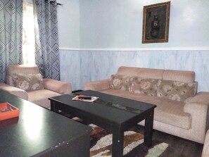 Habitación presidencial con 2 camas individuales, 1 cama matrimonial, para no fumadores | Escritorio, cortinas blackout y ropa de cama 