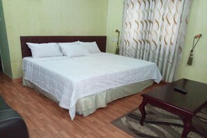 Suite Premier, 1 cama matrimonial, para no fumadores | Escritorio, cortinas blackout y ropa de cama 