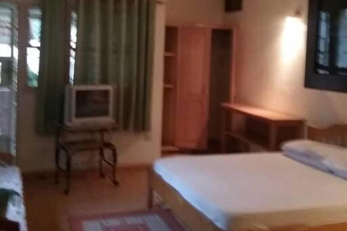 Desk, soundproofing, iron/ironing board, free WiFi