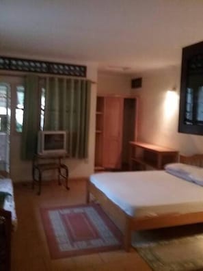 Desk, soundproofing, iron/ironing board, free WiFi - Maria's Place (Kampala)