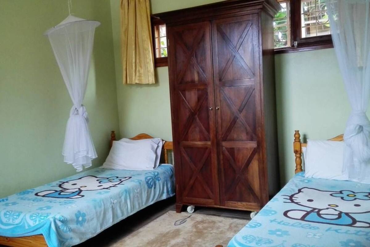 Chambre avec lits jumeaux, non-fumeur, vue sur le jardin | Bureau, système d’insonorisation, fer et planche à repasser