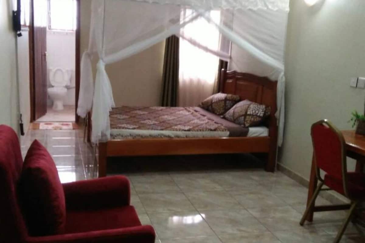 Escrivaninha, roupa de cama