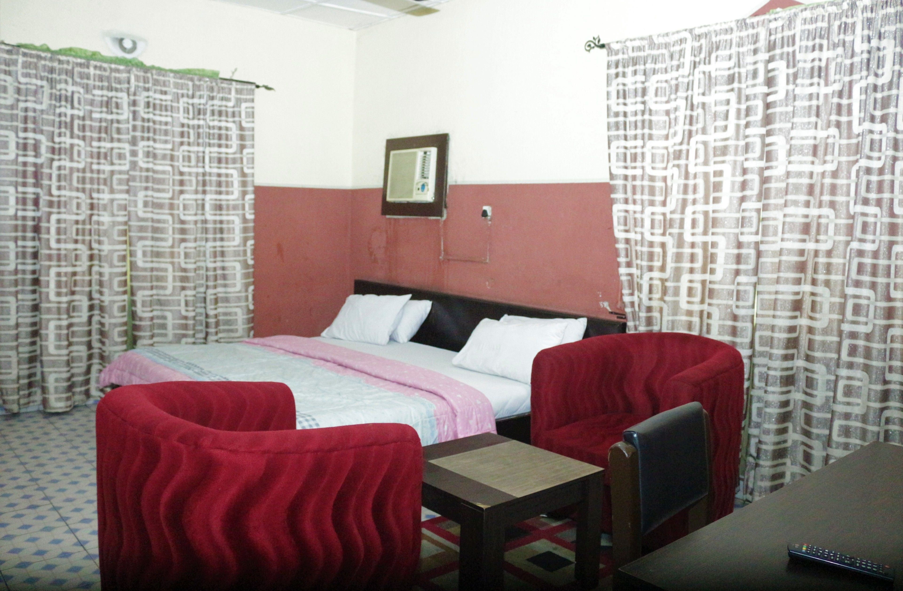 In-room safe, desk, bed sheets
