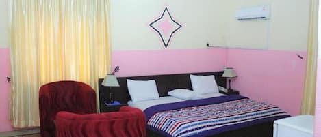 In-room safe, desk, bed sheets