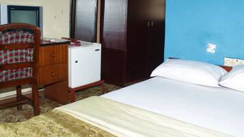 Executive Single Room, 1 Double Bed, Non Smoking | In-room safe, desk, bed sheets