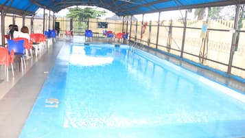 Una piscina al aire libre
