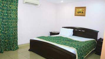 Basic Room, 1 Queen Bed, Non Smoking | Minibar, individually furnished, desk, blackout drapes