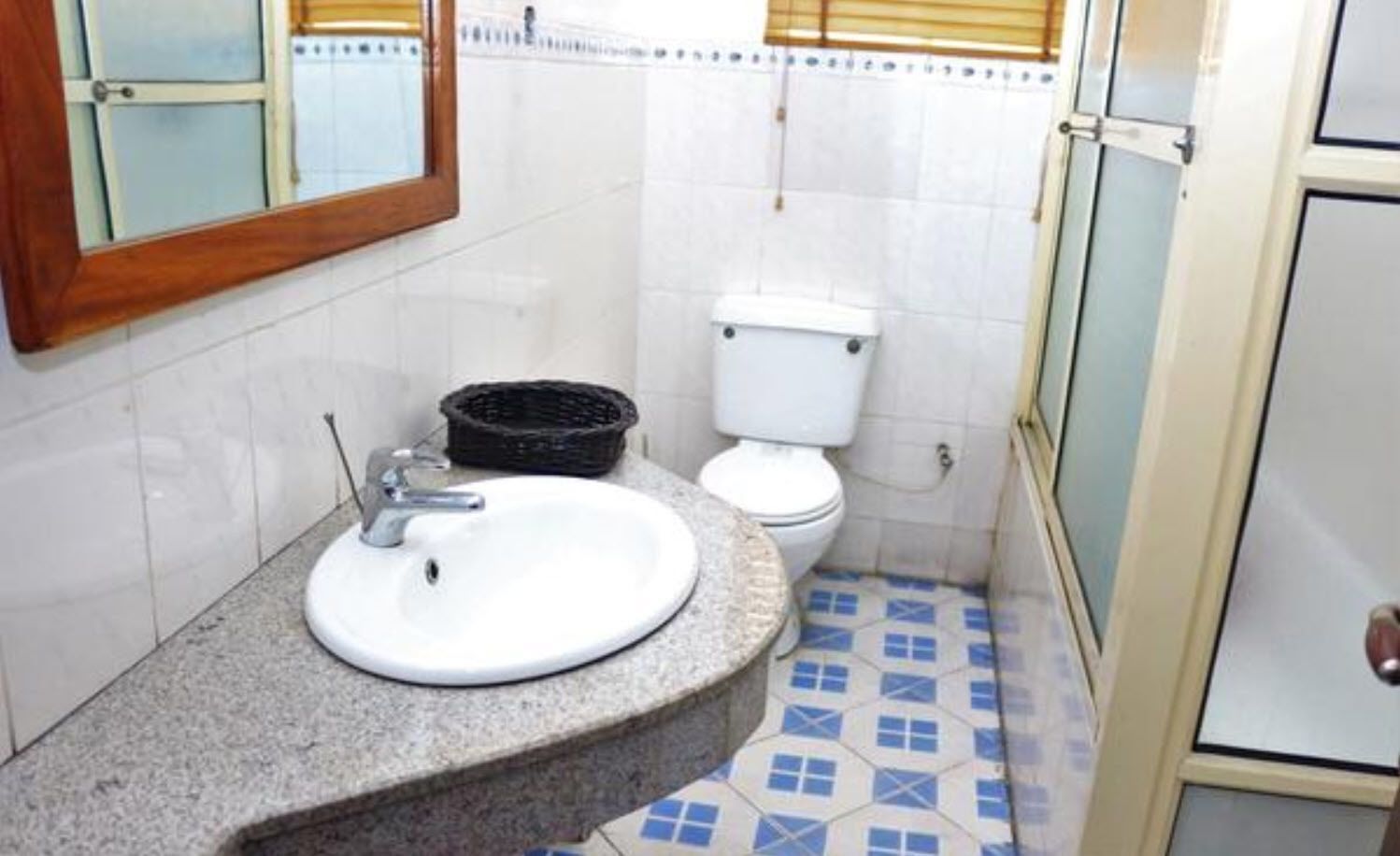 Family Suite, 1 Queen Bed, Non Smoking | Bathroom | Deep soaking tub, rainfall showerhead, free toiletries, bathrobes