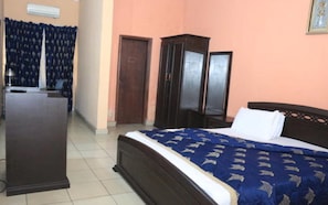 Family Suite, 1 Queen Bed, Non Smoking | Minibar, individually furnished, desk, blackout drapes - Golf Prince Hotel (Port Harcourt)