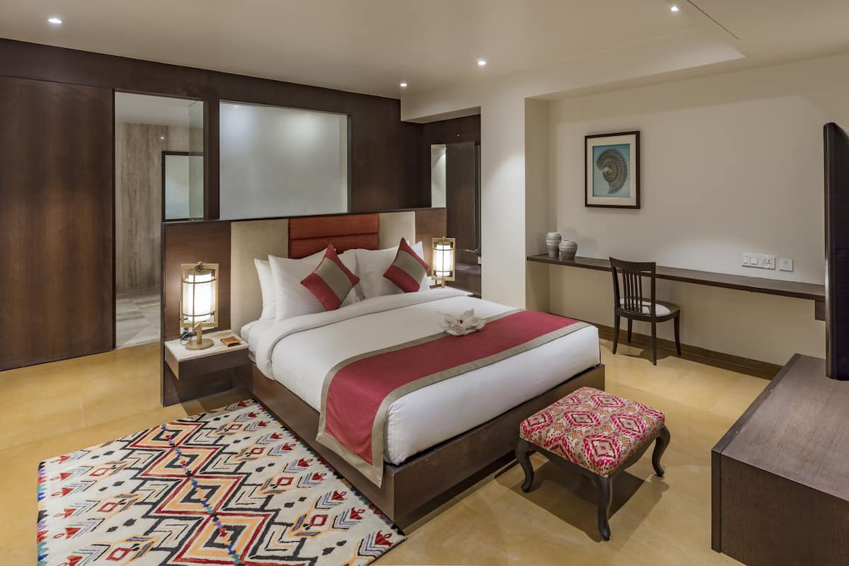 Queen Suite | Minibar, in-room safe, soundproofing, iron/ironing board