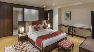 Queen Suite | Minibar, in-room safe, soundproofing, iron/ironing board