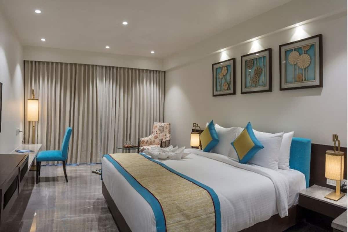 Club Room, 1 Double Bed, Non Smoking | Minibar, in-room safe, soundproofing, iron/ironing board