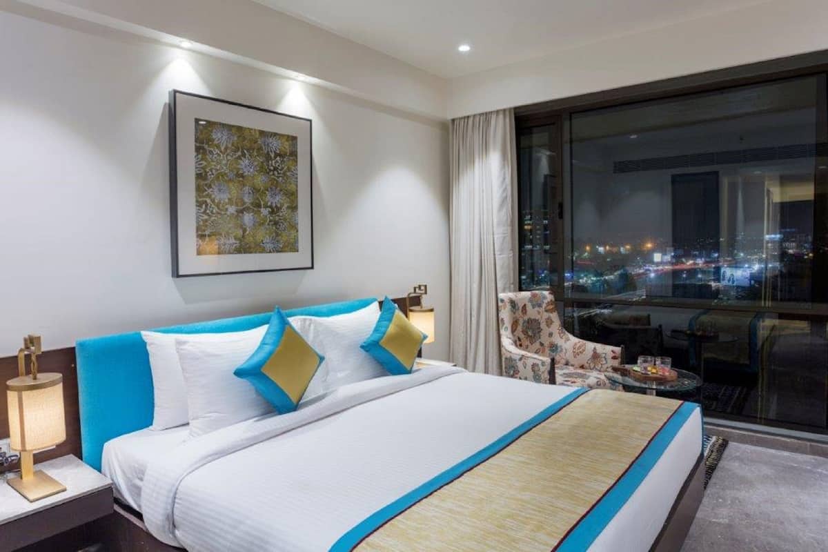 Premium Double Room, 1 Double Bed, Accessible, Non Smoking | Living room | 43-inch LED TV with cable channels, TV