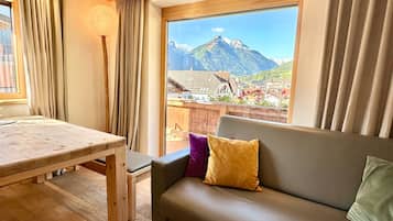 Apartment, Bergblick | Wohnbereich | Flachbildfernseher