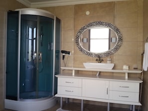 Villa | Bathroom | Separate tub and shower, jetted tub, hydromassage showerhead, hair dryer - Villa Tunus (Bodrum)