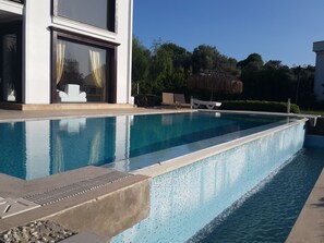 Outdoor pool, pool umbrellas, sun loungers - Villa Tunus (Bodrum)