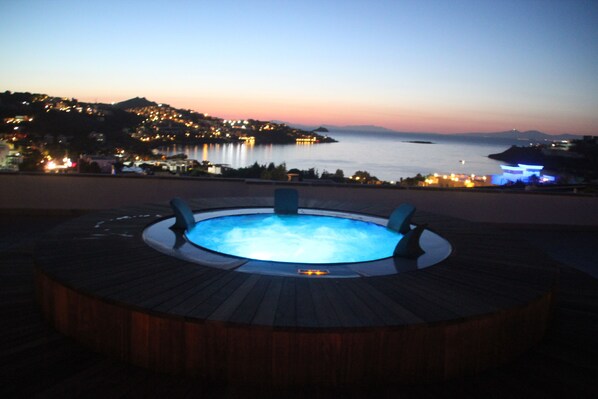 Outdoor spa tub - Villa Tunus (Bodrum)