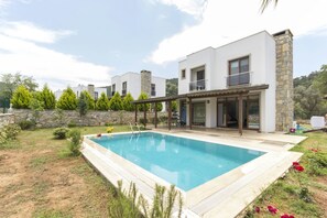 Outdoor pool, pool umbrellas, pool loungers - Villa Gizem (Fethiye)