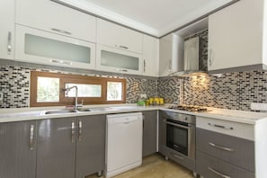 Villa | Private kitchenette | Full-size fridge, oven, stovetop, dishwasher