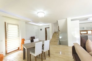 Villa | Wohnbereich | LCD-Fernseher