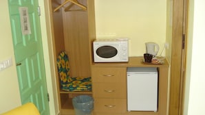 Habitación con 1 cama matrimonial o 2 individuales, baño privado | Servicios de la habitación