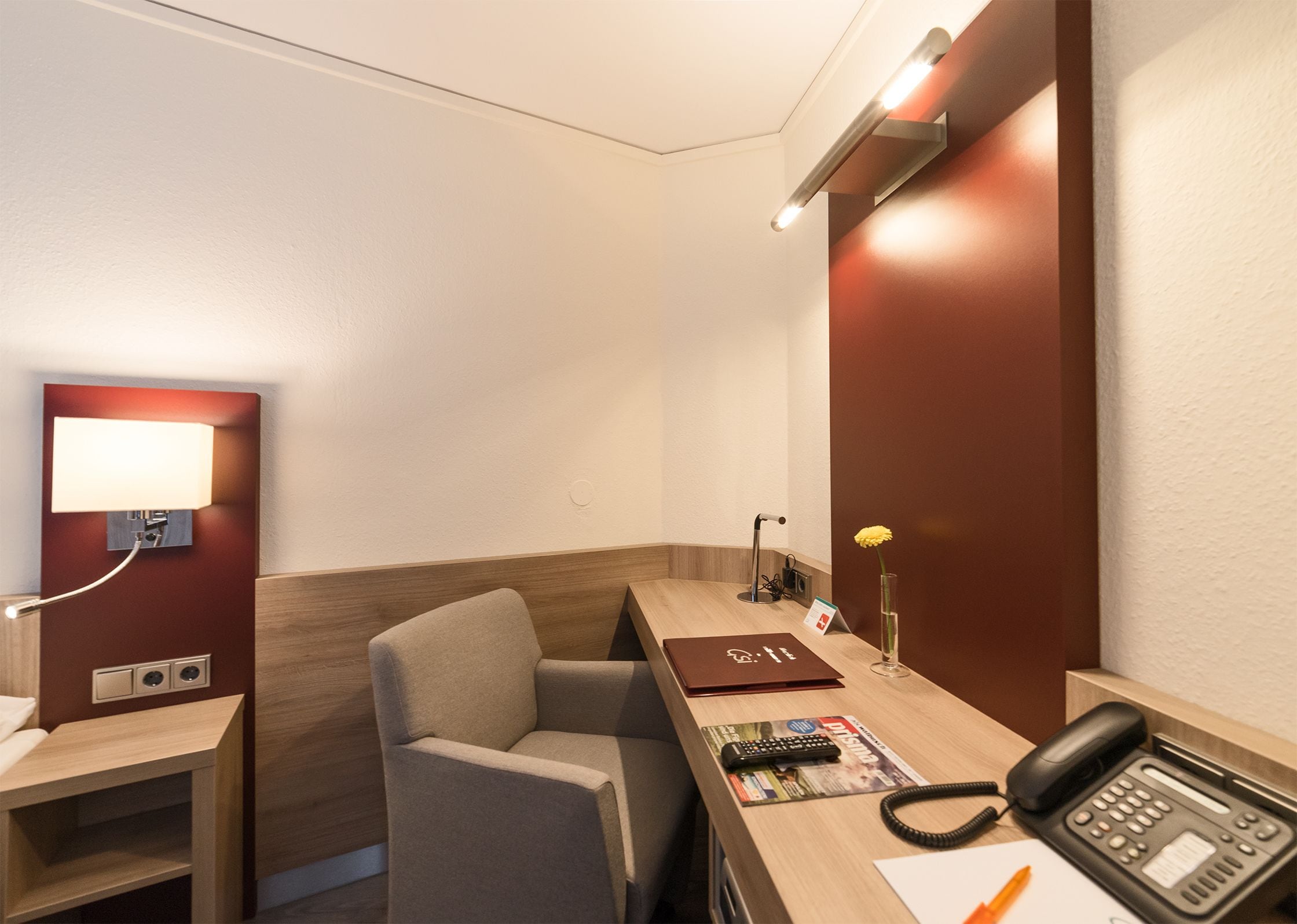 business double room single use | hypo-allergenic bedding, in-room safe, desk, laptop workspace