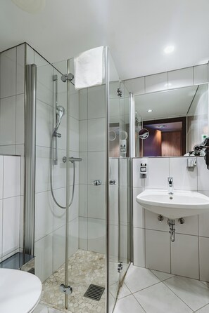 Comfort Single Room | Bathroom | Shower, free toiletries, hair dryer, slippers - Hotel Gustav Stresemann Institut (Bonn)