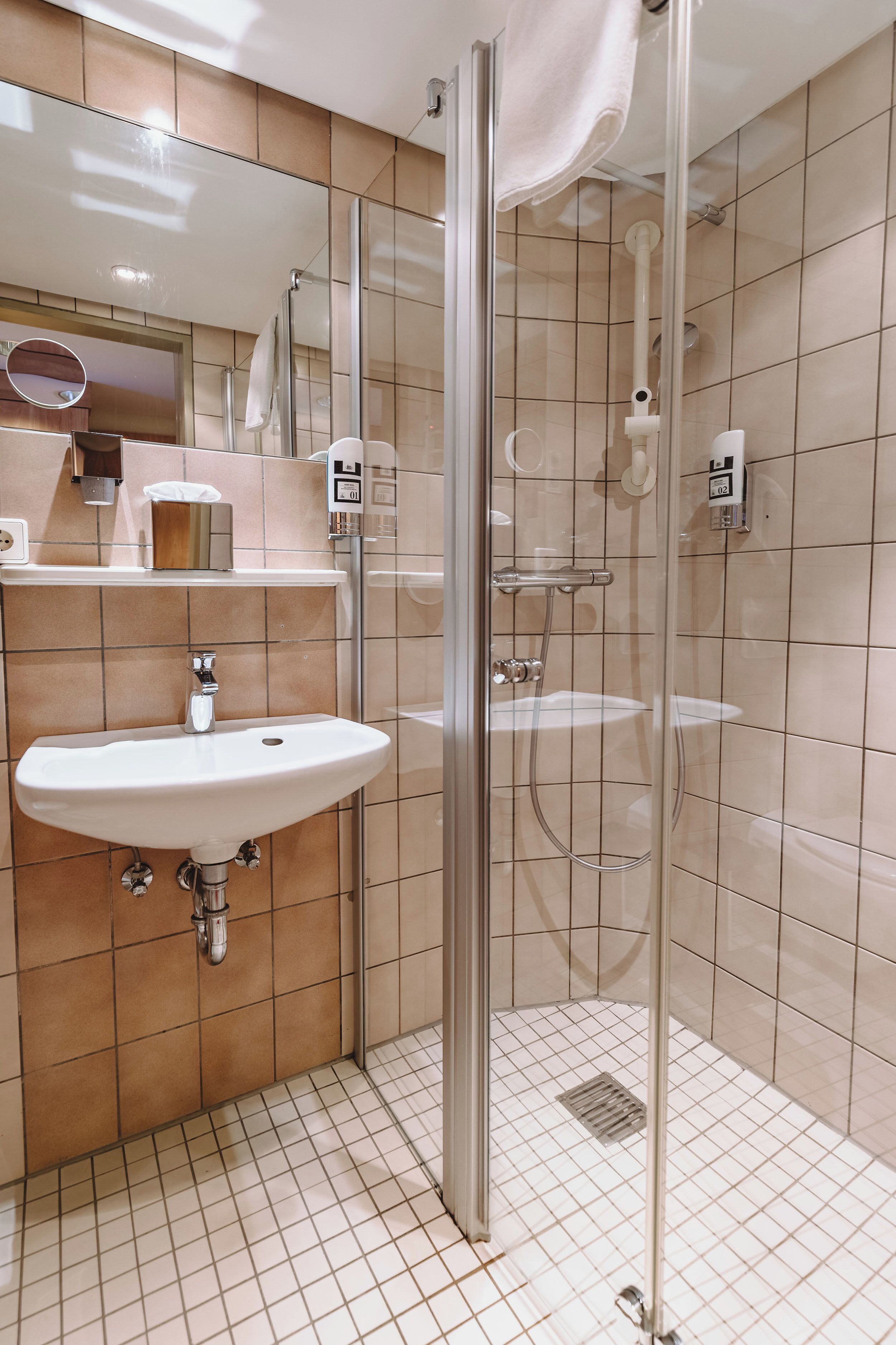 Dusche, kostenlose Toilettenartikel, Haartrockner, Hausschuhe