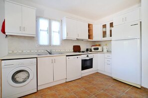 Villa | Eigene Kochnische | Großer Kühlschrank, Herdplatte, Wasserkocher mit Kaffee-/Teezubehör