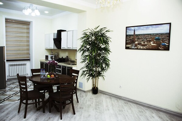 Luxury Apartment, City View | Private kitchen