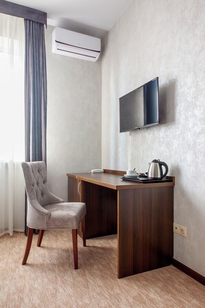 Standard Single Room | Peralatan tempat tidur premium, peti besi dalam bilik, meja