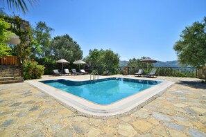 Outdoor pool, pool umbrellas, sun loungers - Villa Leila (Bodrum)