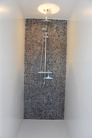 House | Bathroom | Shower, rainfall showerhead, hair dryer, towels - Vakantiewoning Margaux (Bruges)
