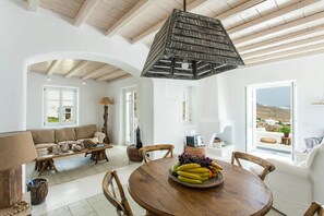 Villa, 5 habitaciones, alberca privada | Área de sala de estar | Televisión de pantalla plana 